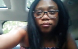 Ebony whore eats chips in a car and blows hot dog